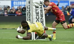 Le joueur de Clermont Peceli Yato (g) inscrit un essai lors de la victoire à domicile sur Perpignan en 24e journée de Top 14 le 4 mai 2019
