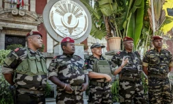 Le colonel Michael Randrianirina (C), chef de l'unité CAPSAT qui a pris le pouvoir à Madagascar, devant le palais présidentiel le 14 octobre 2025 à Antananarico