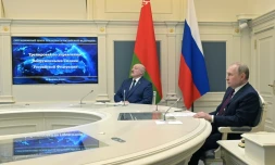 Le président russe Vladimir Poutine et son homologue du Bélarus Alexander Lukashenko observent des manoeuvres militaires sur des écrans depuis Moscou le 19 février 2022