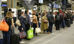 Des passagers bloqués le 27 mai 2016 gare Montparnasse à Paris en raison d'une panne de signalisation entre Tours et Poitiers