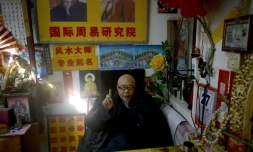 Un diseur de bonne aventure dans son échoppe à Pékin, le 28 février 2017