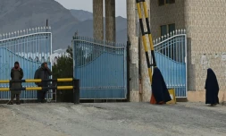Des femmes en burqa marchent vers l'entrÃ©e de l'universitÃ© de Laghman, le 2 fÃ©vrier 2022 Ã  Mihtarlam, en Afghanistan