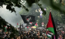 Des milliers de personnes défilent à Paris en hommage au militant d'ultragauche Clément Méric tué il y a dix ans, en soutien aux peuples palestinien et kanak, le 1er juin 2024