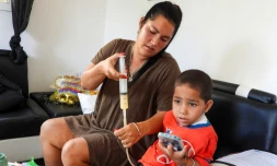 Jessica Rodriguez administre un médicament à son fils Luis Angelo à leur domicile du quartier de Santa Fe à La Havane, le 2 juillet 2025 à Cuba