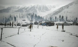 La vallée enneigée de Neelum le 12 novembre 2015 au Cachemire