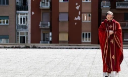 Le prêtre Don Antonio Lauri lors de la célébration de la messe des Rameaux sur le toit de l'église San Gabriele dell'Addolorata, le 5 avril 2020 à Rome 