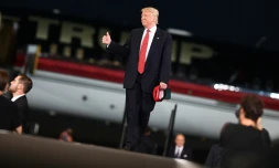 Le candidat républicain à la présidentielle américaine Donald Trump arrive pour un meeting de campagne, le 27 septembre 2016 à Melbourne, en Floride