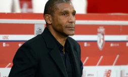 Franck Passi, alors entraîneur de Lille, suit le match contre Nice au stade Pierre-Mauroy, le 7 avril 2017