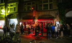 Une foule s'amasse devant une boîte de nuit à Copenhague au Danemark le 3 septembre 2021