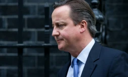Le Premier ministre britannique David Cameron quitte le 10 Downing Street à Londres pour rejoindre le Parlement qui doit se prononcer sur d'éventuelles frappes en Syrie, le 2 décembre 2015 