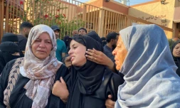 Des femmes palestiniennes de la bande de Gaza pleurent des proches lors de leurs funérailles après qu'ils ont été tués par une frappe israélienne sur un camp de personnes déplacées, à l'hôpital Nasser de Khan Younès le 2 juillet 2025