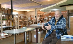 Le retraité québécois Paul-Maurice Patenaude le 23 avril 2021 dans son dépôt de colis, au rez-de-chaussée de sa maison située à cheval sur la frontière entre les Etats-Unis et le Canada