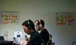 Des informaticiens devant leurs ordinateurs au startup "Beta-i" Ă Lisbonne, au Portugal, le 29 septembre 2016