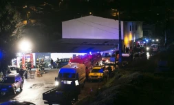 Des pompiers interviennent sur un incendie déclaré dans les locaux d'une association culturelle à Tondela, un village du nord du Portugal, le 13 janvier 2018 