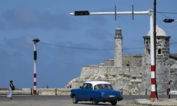 Un feu de circulation hors service en raison d'une panne de courant à La Havane, le 4 mars 2026 à Cuba