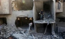 Des Palestiniens déblaient les décombres d'un bâtiment touché par un bombardement à Nousseirat, dans le centre de la bande de Gaza, le 12 août 2024