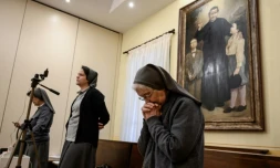 Des religieuses prient lors d'une messe retransmise en streaming à la chapelle Saint Jean Bosco à Saluces, dans le Piemont, nord de l'Italie, le 22 mars 2020