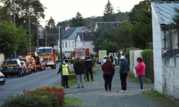 Des habitants et des secours à Loches (Indre-et-Loire) après la collision d'un ULM avec un avion de tourisme qui a fait 5 morts, le 10 octobre 2020
