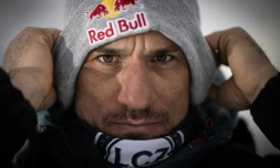 Le skieur français Fred Fugen, spécialiste de chute libre, de parachutisme, de BASE jump et de vol en wingsuit, aprÚs un entraßnement de speedriding, le 1er février 2022 à la station de La Clusaz