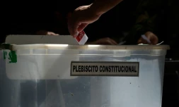 Un homme vote lors d'un référendum au Chili sur une nouvelle Constitution en remplacement de celle en vigueur depuis la dictature d'Augusto Pinochet, le 17 décembre 2023 à Santiago