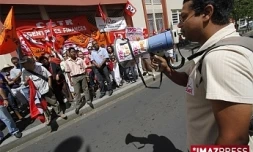 Manifestation devant le centre des impôts du Barachois (photo d\'archives)