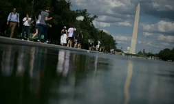 Des promeneurs longent le bassin réfléchissant du Lincoln Memorial aprÚs l'achÚvement de travaux de rénovation, le 18 juin 2026 à Washington