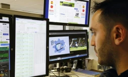 Un employé de "Parions Sports", branche des paris sportifs au sein de la Française des Jeux, le 17 juin 2016 à Boulogne-Billancourt