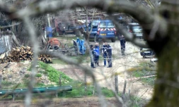 Des policiers intervenant à Mayran dans une ferme laitiÚre aprÚs la découverte du corps d'une technicienne de la chambre d'agriculture de Rodez, le 17 février 2016