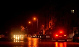 Des voitures roulent dans une rue éclairée d'Alep, le 5 mars 2016