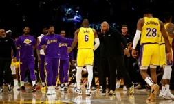 L'entraîneur des Los Angeles Lakers Darvin Ham et sa star LeBron James (c.) lor du sixième match du premier tour des play-offs de la Conférence Ouest contre les Grizzlies de Memphis, à Los Angeles, le 28 avril 2023