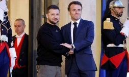 Le président ukrainien Volodymyr Zelensky est accueilli par son homologue français Emmanuel Macron à l'Elysée à Paris le 14 mai 2023
