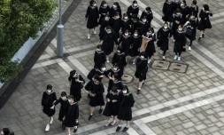 Un groupe de lycéennes en uniforme à Tokyo le 4 novembre 2021