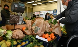 Des Italiens font des courses sur un marché à Rome, le 10 mars 2020