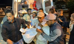 Des habitants de Gaza amènent des personnes tuées par des raids israéliens à l'hôpital Nasser de Khan Younès, dans le sud du territoire, le 15 mai 2025