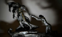 Une version de "L'Âge mûr", célèbre sculpture de Camille Claudel, retrouvée par hasard dans un appartement parisien inhabité, est proposée aux enchères à Orléans le 16 février 2025