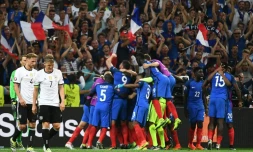Les joueurs de l'équipe de France en fusion avec leurs supporters après le 2e but d'Antoine Griezmann contre l'Allemagne, le 7 juillet 2016