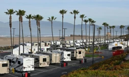 Des camping-cars déployés au bord d'une plage du comté de Los Angeles pour isoler les SDF ayant contracté le nouveau coronavirus, le 31 mars 2020 en Californie