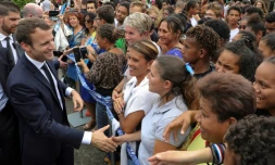 Le président Emmanuel Macron salue des personnes à son arrivée pour visiter un lycée à Kone, le 4 mai 2018 en Nouvelle-Calédonie