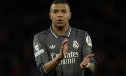 Kylian Mbappé qui applaudit les fans du Real, après la défaite de son club de Madrid face à Arsenal en quart de finale aller de Ligue des champions, le 8 avril 2025 à Londres