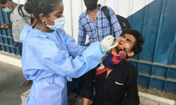 Test PCR dans une gare de Bombay, en Inde, le 11 avril 2021