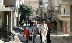 Des civils dans le quartier de Bani Zeid, dans le nord d'Alep, le 29 juillet 2016