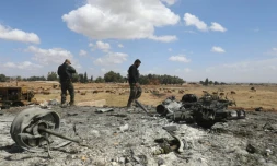 Des hommes sur le site d'une frappe israélienne dans le gouvernorat de Hama, dans le sud de la Syrie, le 3 avril 2025