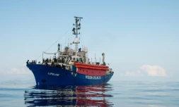 Photo fournie le 22 juin 2018 par l'ONG allemande Mission Lifeline de migrants  à bord du navire de l'organisation après avoir été secourus en mer