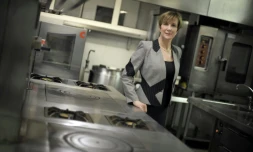 Dominique Loiseau, épouse du chef français Bernard Loiseau disparu en 2003, dans les cuisines du restaurant trois étoiles "Relais Bernard Loiseau", le 18 juin 2008 à Saulieu, en Côte d'Or