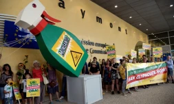 Des activistes manifestent le 19 juillet 2017 devant les locaux de la Commission européenne à Bruxelles, pour réclamer une interdiction du glyphosate