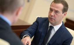 Le Premier ministre russe Dmitri Medvedev, lors d'un entretien avec le président russe Vladimir Poutine, dans la résidence présidentielle de Novo-Ogaryovo, près de Moscou, le 17 avril 2017