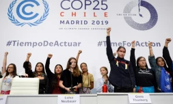 Conférence de presse de jeunes militants pour le climat, dont la Suédoise Greta Thunberg (4eD) et l'Allemande Luisa Neubauer (6eD) à propos de la COP25, à Madrid le 9 décembre 2019