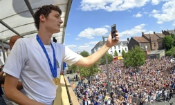 Le défenseur de l'équipe de France Benjamin Pavard prend en photo la foule venue le féliciter à Jeumont dans le Nord de la France, ville où il a grandi, le 18 juillet 2018
