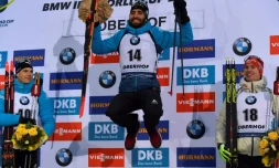 Le bonheur de Martin Fourcade (c), vainqueur du 10 km sprint d'Oberhof devant Emilien Jacquelin (g) et Johannes Kühn, le 10 janvier 2020