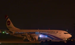 Un avion en partance du Bangladesh à destination de Dubai qui a fait l'objet d'une tentative de détournement, stationnée sur l'aéroport de Chittatong au Bangladesh le 24 février 2019
